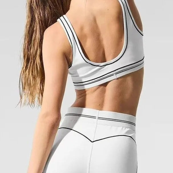 Slim Fit Workout Outfit with Stretch Fabric and Modern Graphic Design